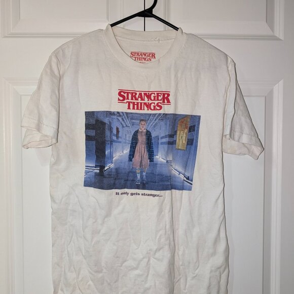 Stranger Things Netflix Vintage "It Only Gets Stranger.." T-Shirt - Picture 3 of 3